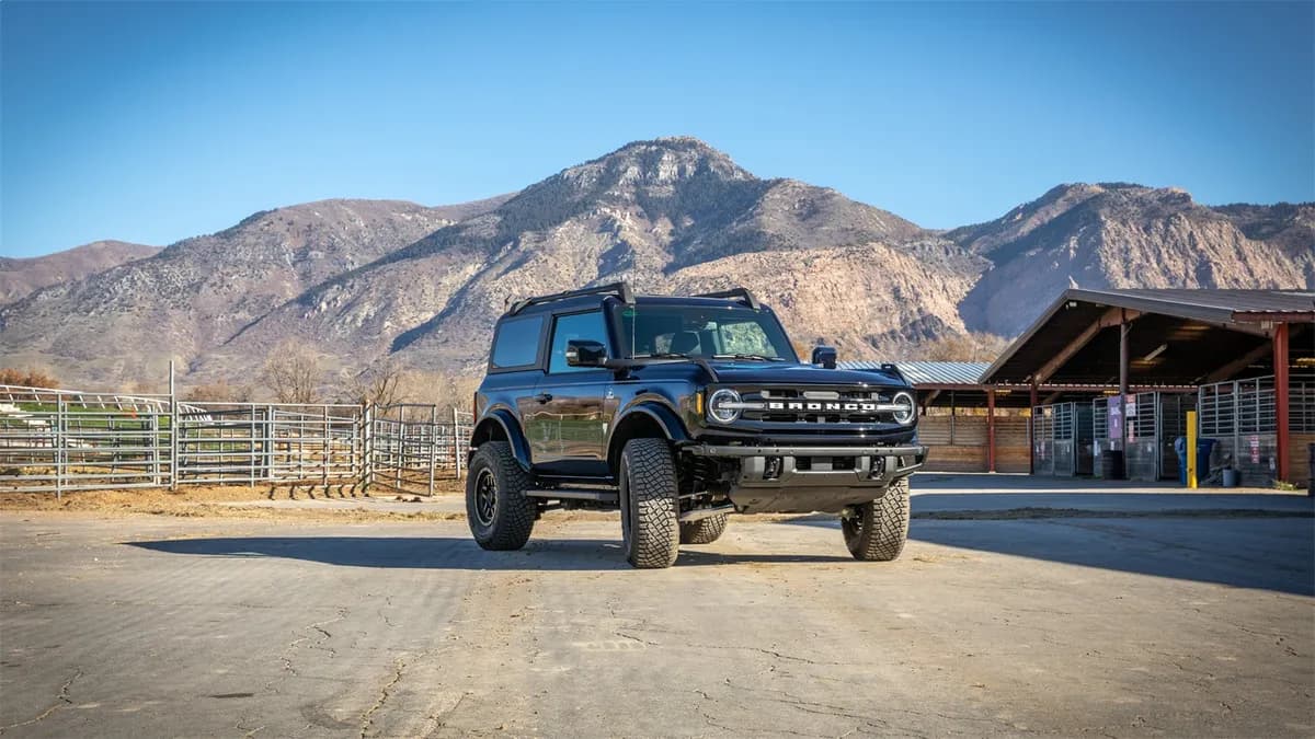 4ft. SST Lift w/Upper Control Arms and High-Angle Ball Joints (Does NOT fit Sasquatch Package equipped vehicles; Badlands; Wildtraks; First Edition or Bronco Sport)