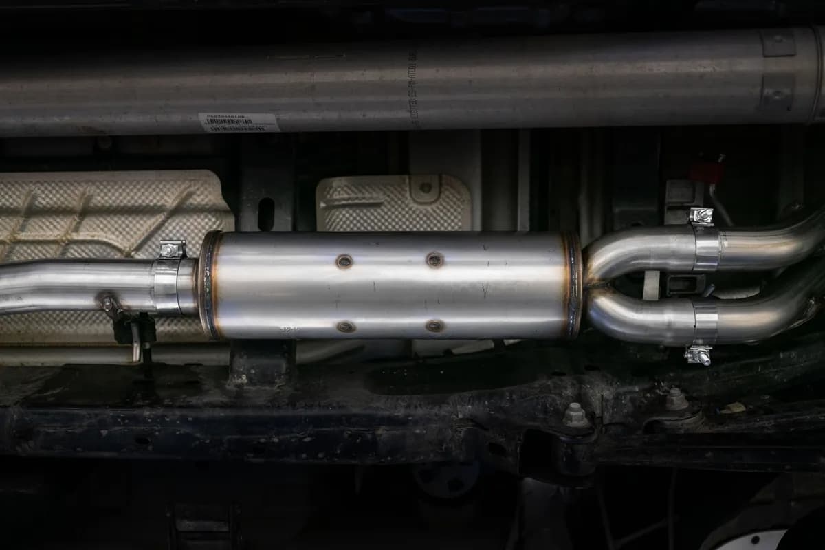 Armor Pro Cat Back Exhaust System; 2.5 in.; Incl. Front Pipe/Extension Pipe/Muffler/Over Axle Pipes/Tailpipe/Hardware/4.5 in. OD Tip; Dual Split Rear Exit; T304 Stainless Steel;