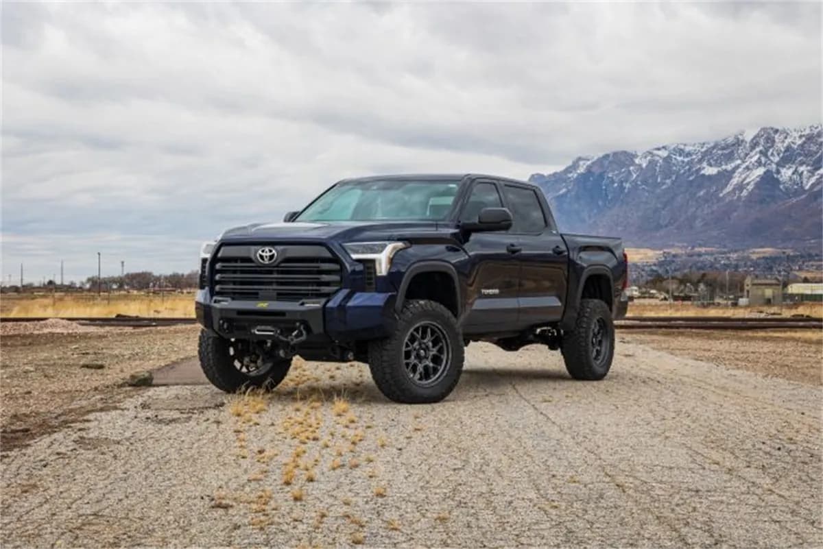 ReadyLift 2022-2024 Toyota Tundra RWD 4WD 6 MAX3.3 Suspension System with Falcon 3.3 Shocks 42-52640